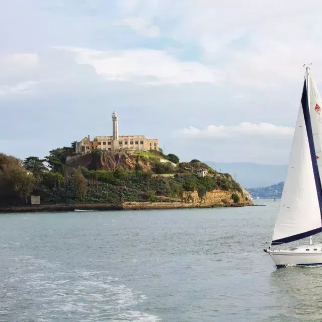 Un velero pasa frente a la isla de Alcatraz 在贝博体彩app.